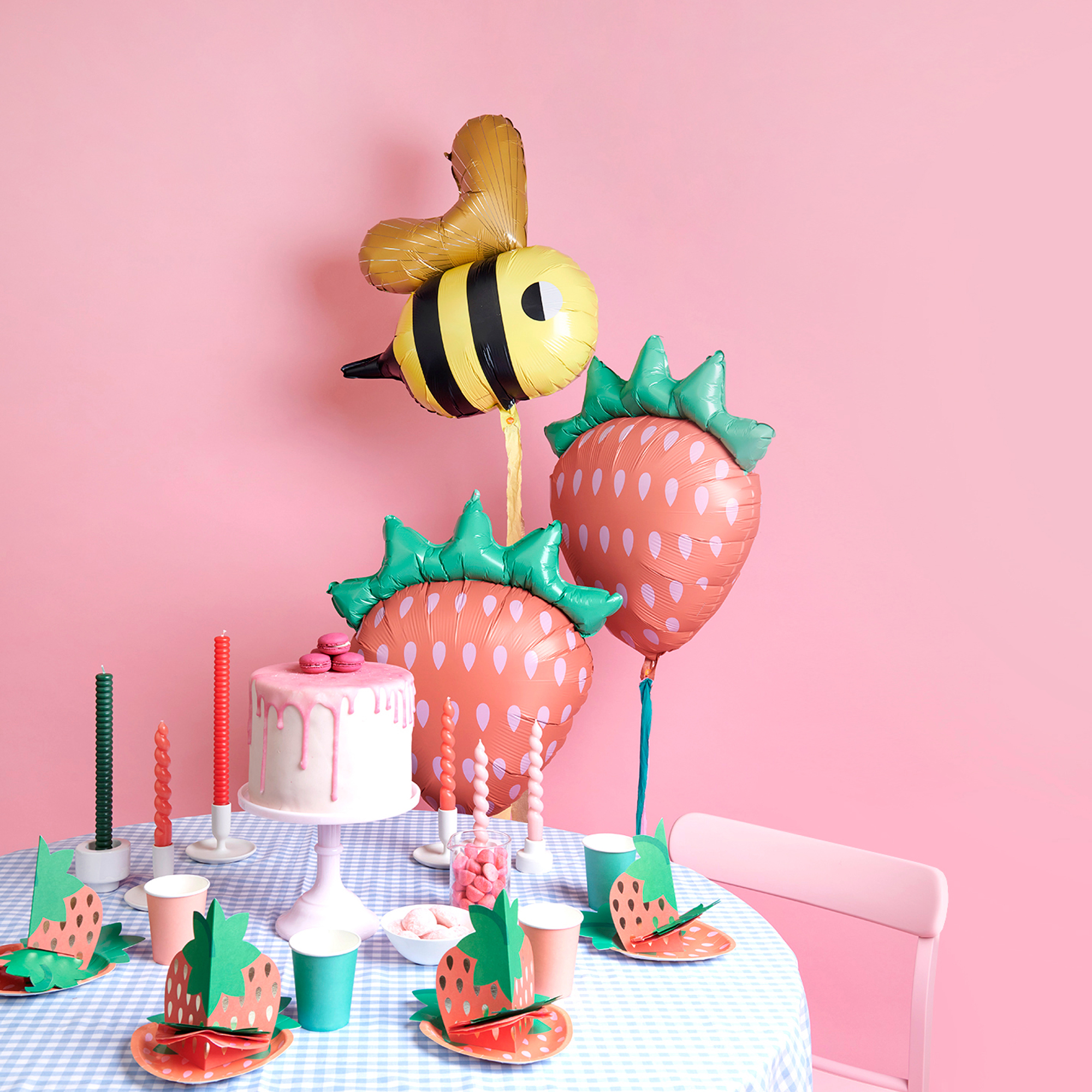 Erdbeer Ballons und Tischdeko