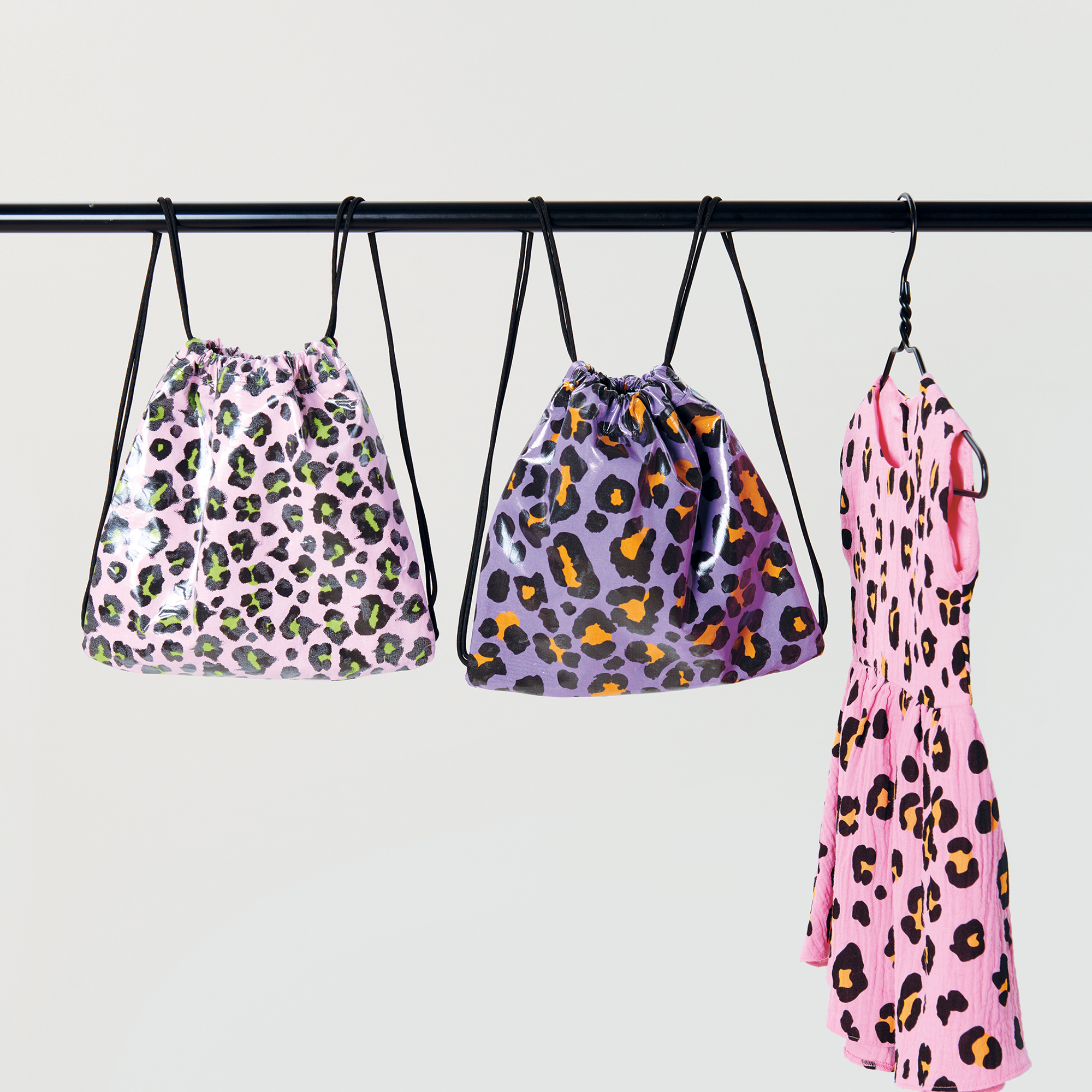 Leoparden Muster Kleid und Taschen
