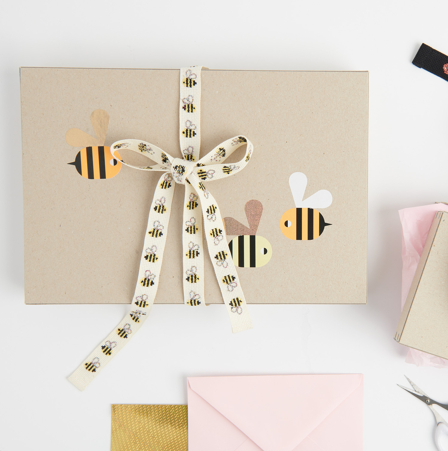 Stickanleitung Geschenkband mit Bienen