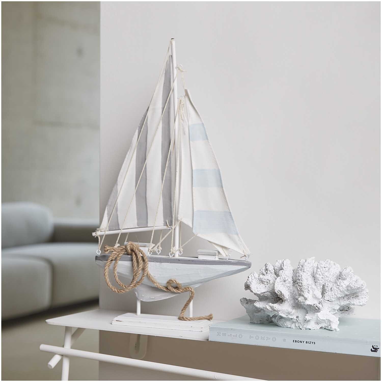 Segelboot hellblau-weiß Holz 24x39cm