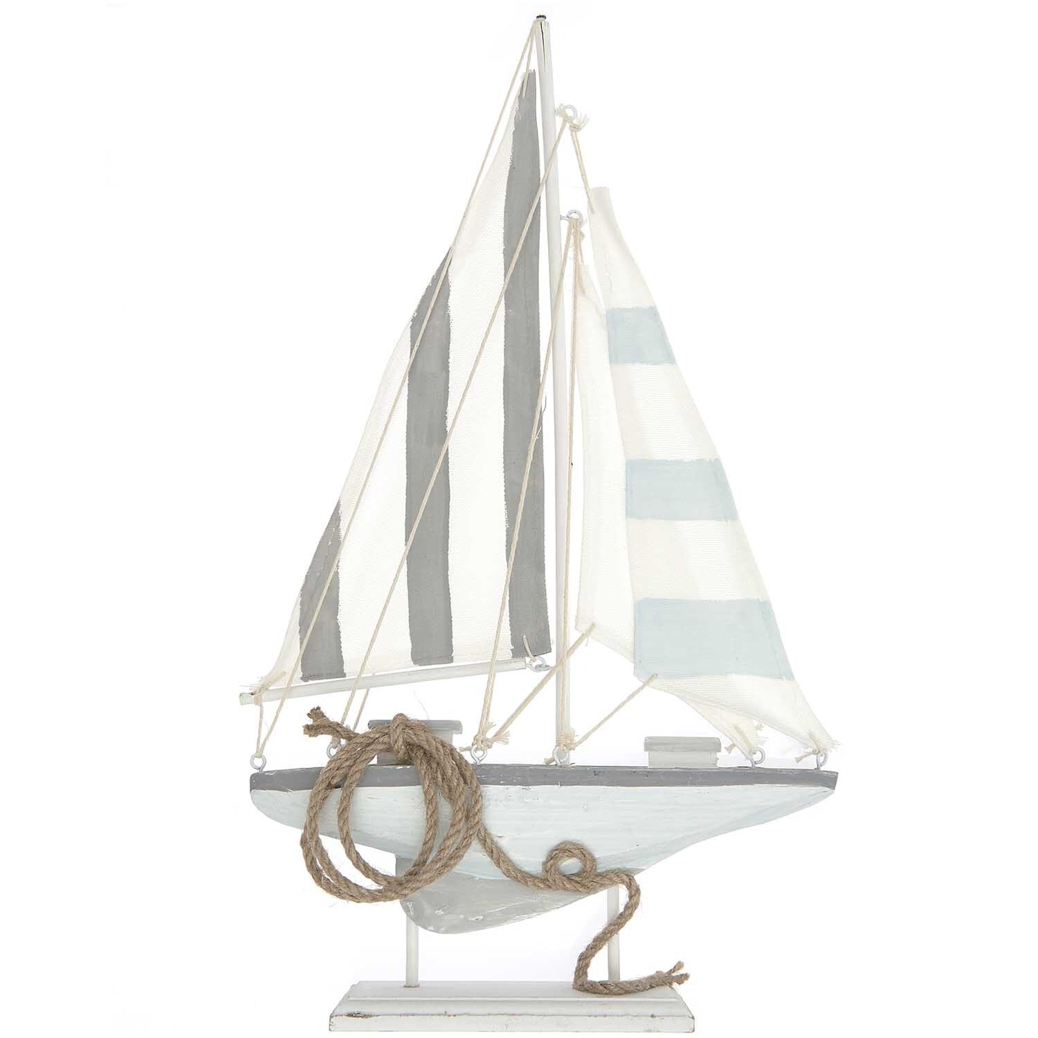 Segelboot hellblau-weiß Holz 24x39cm