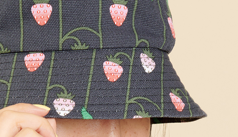 Nähanleitung Bucket Hat mit Erdbeer-Muster
